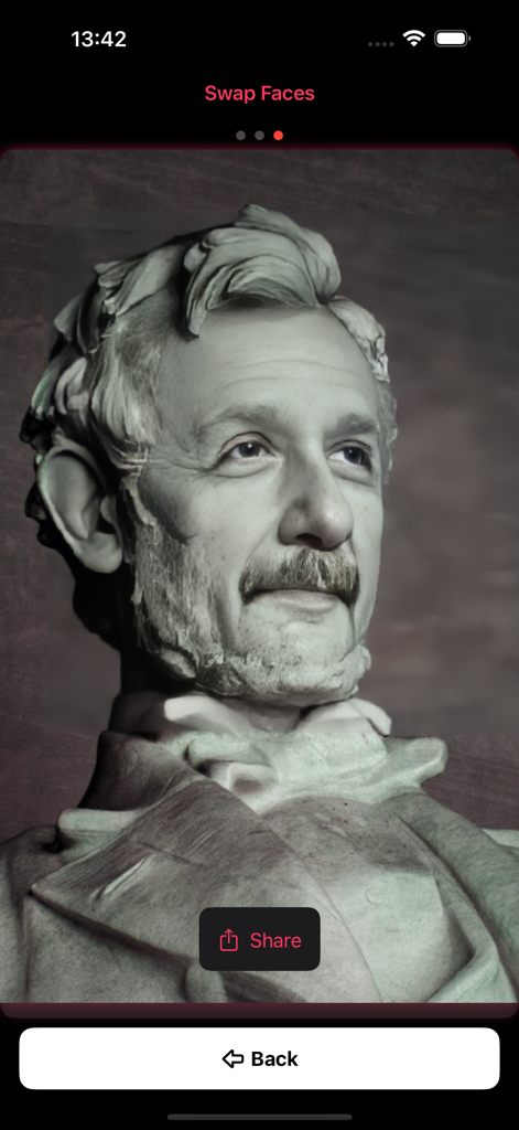 ReFaceX - Ein realistischer KI-Gesichtstausch eines Männergesichts auf eine Steinstatue in der ReFaceX App.