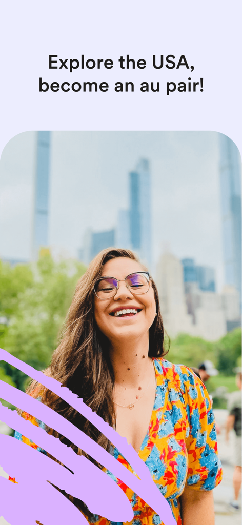 Cultural Care - Au Pair - Una giovane donna sorridente di fronte a uno skyline cittadino con un testo che invita gli utenti a esplorare gli USA come au pair