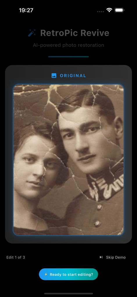 RetroRevive Restore old photos - Interface de l'application RetroRevive montrant une vieille photo de couple fissurée et endommagée avant la restauration par IA.