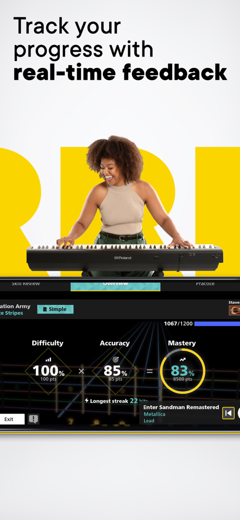 Rocksmith plusのリアルタイム進捗フィードバックでピアノを演奏している女性。