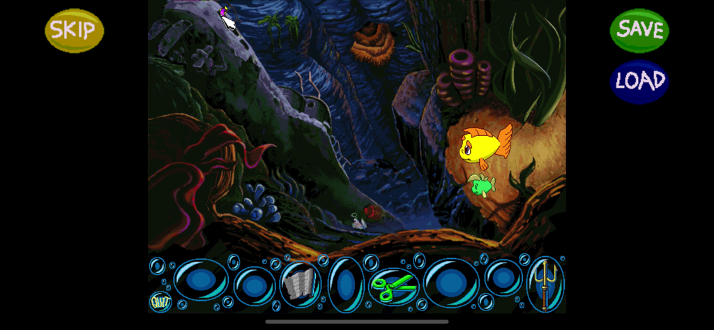 Freddi Fish 2: Haunted School - Freddi Fish y Luther explorando una cueva submarina oscura con una barra de inventario de rompecabezas en la parte inferior