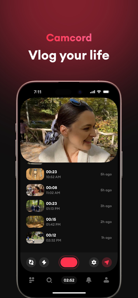 일일 브이로그로 합쳐질 준비가 된 일련의 녹화된 비디오 클립을 보여주는 캠코드 앱 인터페이스.