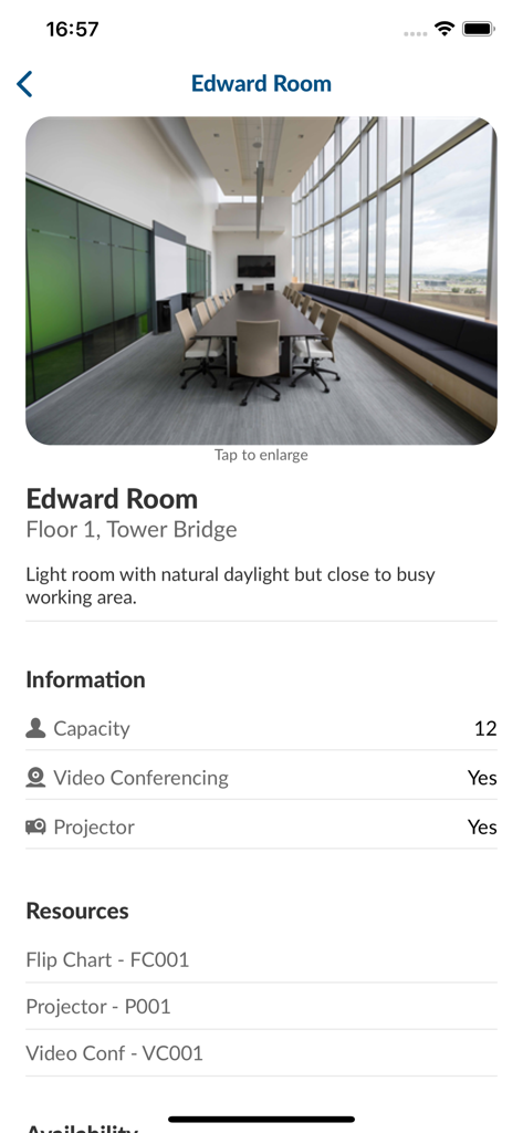 Détails de la salle de réunion dans l'application Cloudbooking montrant la capacité et les ressources d'une salle de conférence
