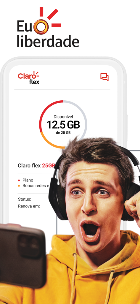 Un giovane con le cuffie sembra entusiasta mentre controlla l'utilizzo dei dati mobili sull'app Claro flex