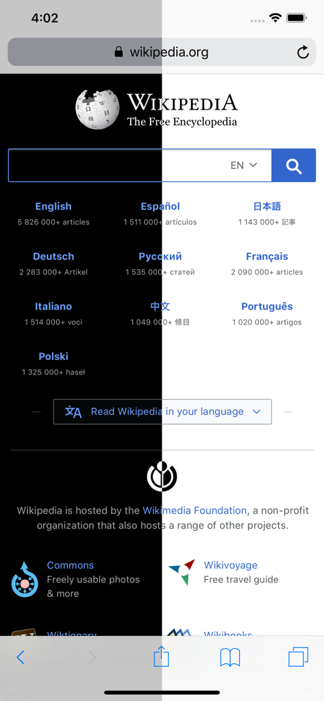 Comparação em tela dividida de uma página da Wikipédia no Safari com e sem o modo escuro ativado