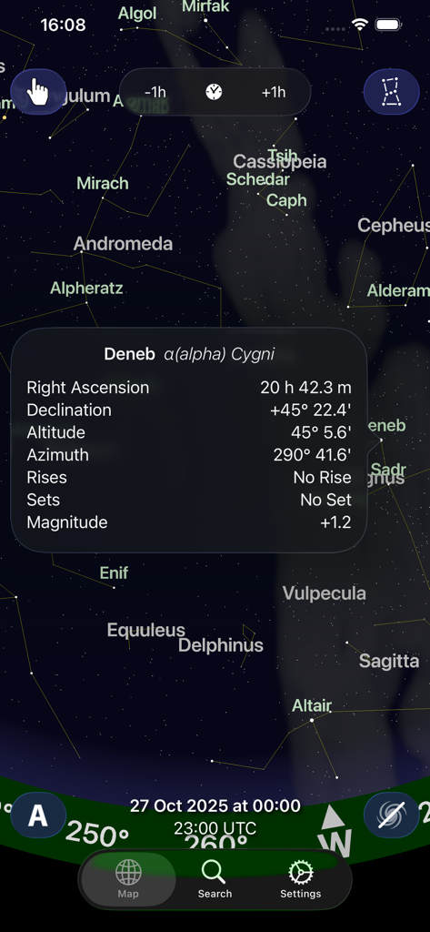 Dados astronômicos detalhados da estrela Deneb exibidos sobre um mapa de constelações do céu noturno no aplicativo Planisfério