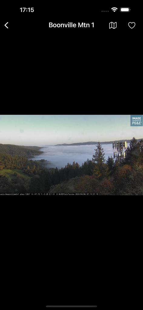 Feed live da telecamera megapixel di Boonville Mountain che mostra una valle nebbiosa e un'area forestale.