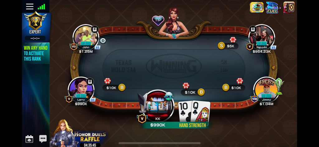 Una mesa de póker Texas Holdem multijugador competitiva con fichas y jugadores activos.