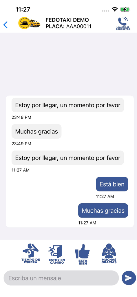 Interfaz de chat dentro de la aplicación entre un pasajero y un conductor de taxi que muestra el historial de mensajes e iconos de respuesta rápida