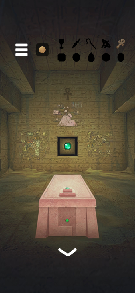 escape game: Pyramid TREASURE - Scène de jeu de l'escape game Pyramid Treasure à l'intérieur d'une tombe égyptienne ancienne avec une gemme verte brillante.