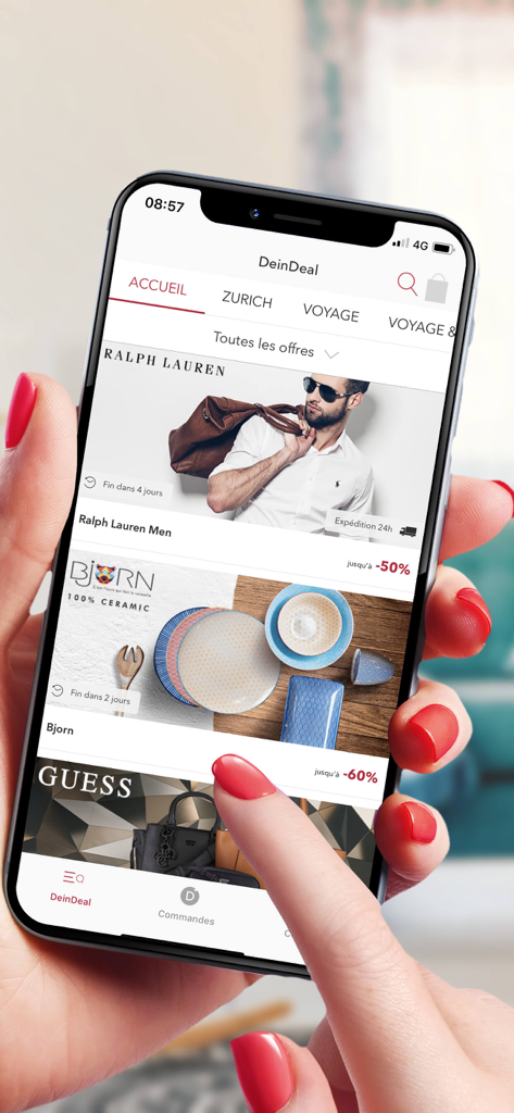 Person nutzt die DeinDeal-App auf einem Smartphone, um Rabatte auf Luxusmarken für Ralph Lauren und Guess zu durchsuchen
