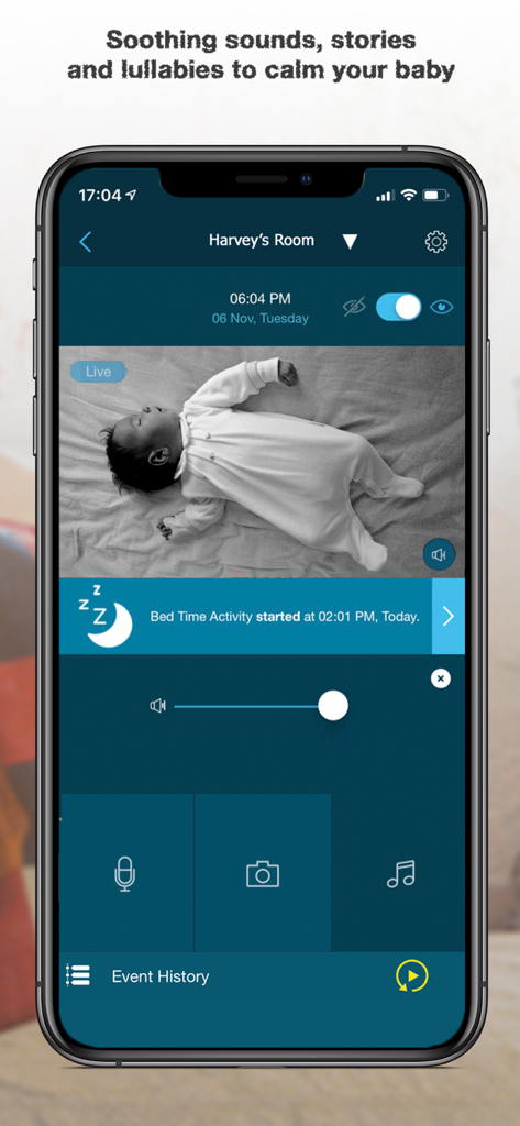 Pantalla de smartphone mostrando una transmisión de video en vivo de un bebé durmiendo y opciones de canciones de cuna en la aplicación Hubble Connected