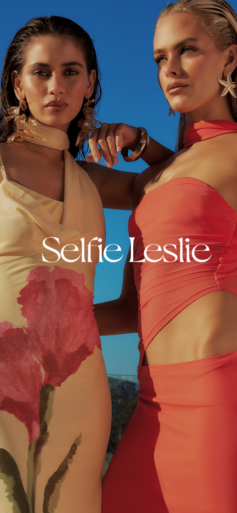 Selfie Leslie - Selfie Leslie 브랜드 로고가 있는 맑고 푸른 하늘을 배경으로 스타일리시한 여름 드레스를 입은 두 명의 모델