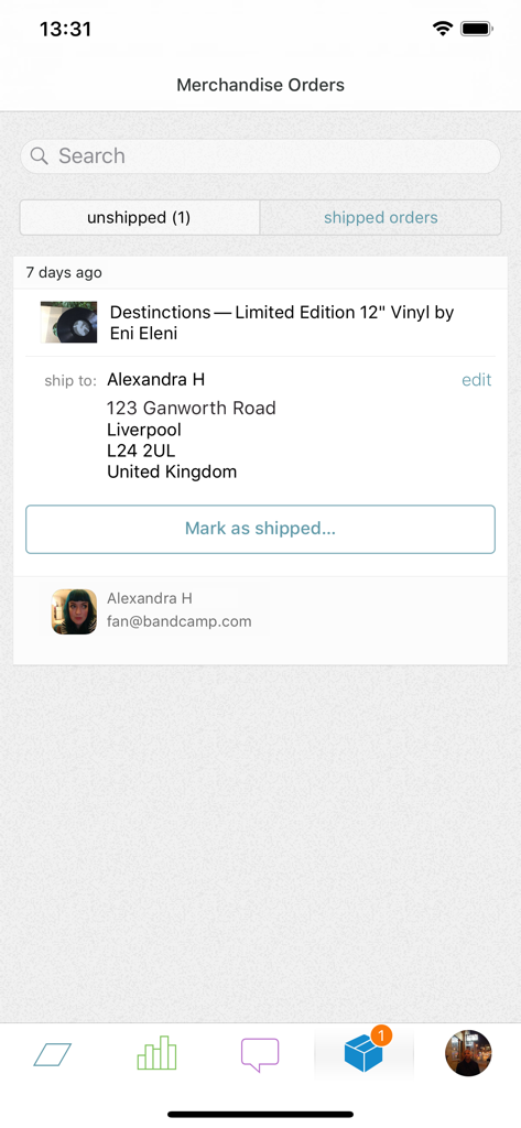 Schermata di gestione degli ordini di merchandising nell'app Bandcamp per Artisti che mostra i dettagli di spedizione per un disco in vinile