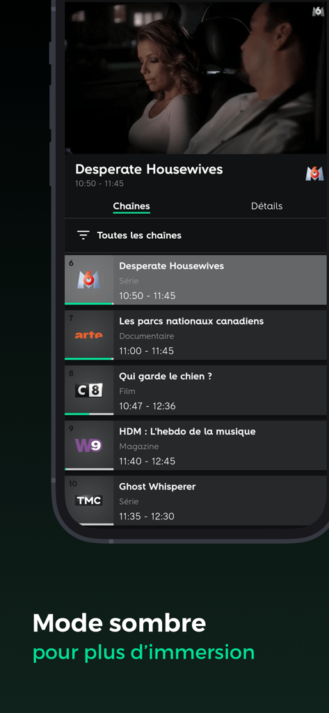 Oberfläche der RED TV-App, die eine Liste von Live-Kanälen im Dunkelmodus anzeigt