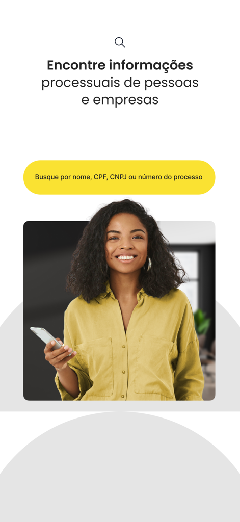 Consultar Processo - Escavador - Una mujer sosteniendo un smartphone con la pantalla de búsqueda de la aplicación Escavador para procesos legales brasileños.