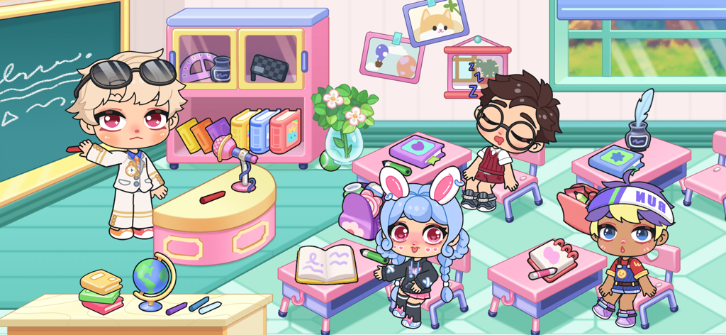 Lindos personajes chibi jugando un rol en un colorido salón de clases escolar con escritorios rosas y una pizarra.