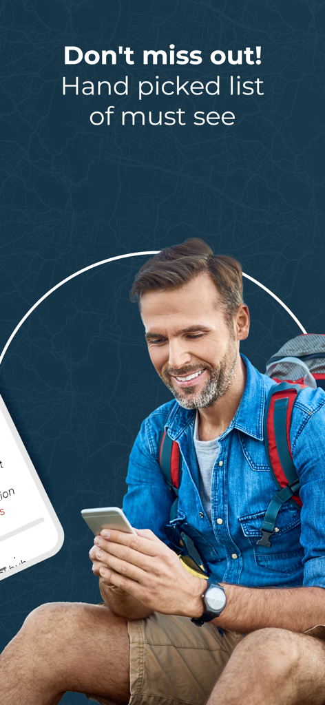 Un viajero sonriente con mochila usando un smartphone para explorar una lista seleccionada de atracciones imprescindibles en Brujas.