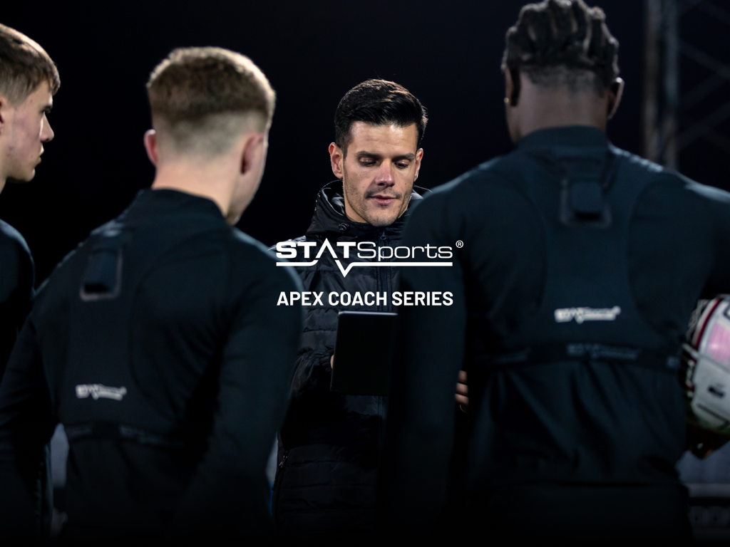 Apex Coach Series - Apex Coach SeriesアプリをiPadで使用してトレーニング中のアスリートを監視しているサッカーコーチ。