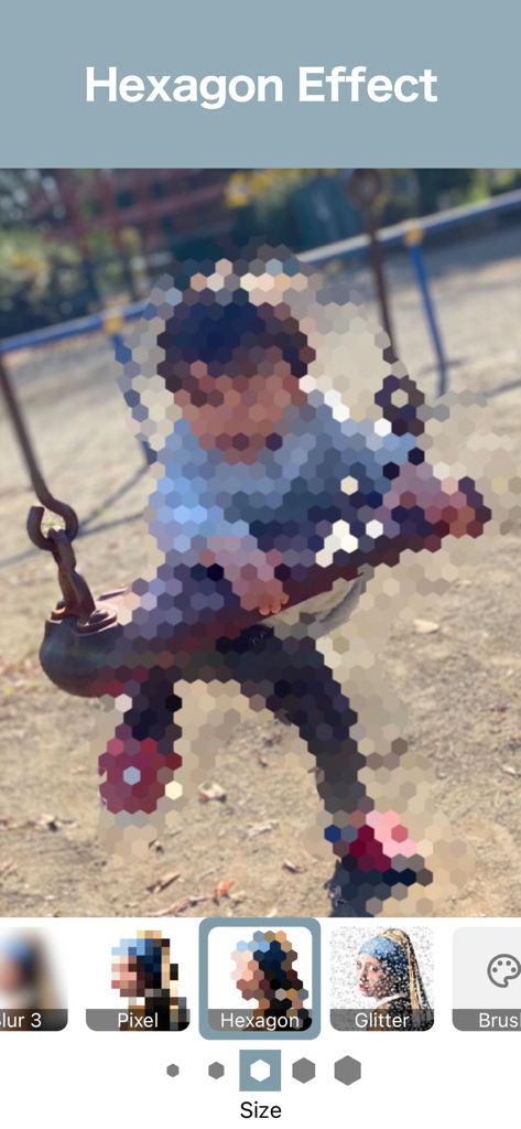 Blur Photo Editor: blur effect - Sechseck-Weichzeichner-Effekt auf ein Foto eines Kindes auf einer Schaukel zum Schutz der Privatsphäre angewendet