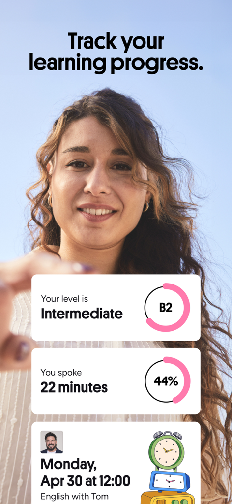 Una donna sorride dietro schede dell'app che mostrano il livello di lingua intermedio e il progresso del tempo di conversazione