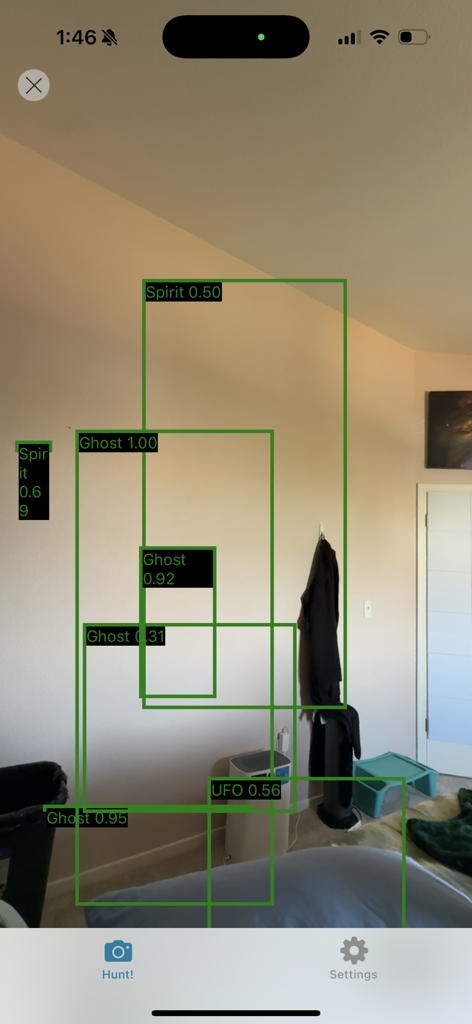 NDS Ghost Hunter - Interface da câmera do aplicativo NDS Ghost Hunter exibindo caixas verdes identificando locais de fantasmas e espíritos