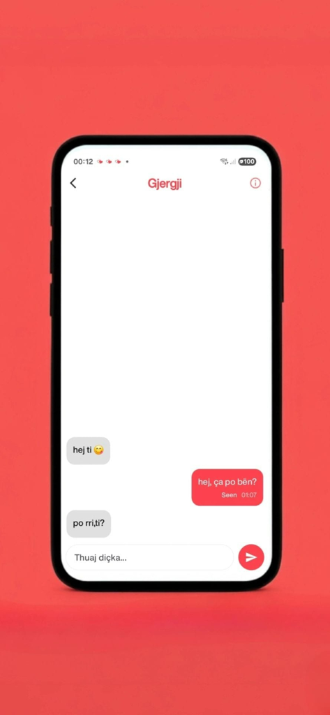 Chat interface of the Dashuroj app showing a conversation in Albanian