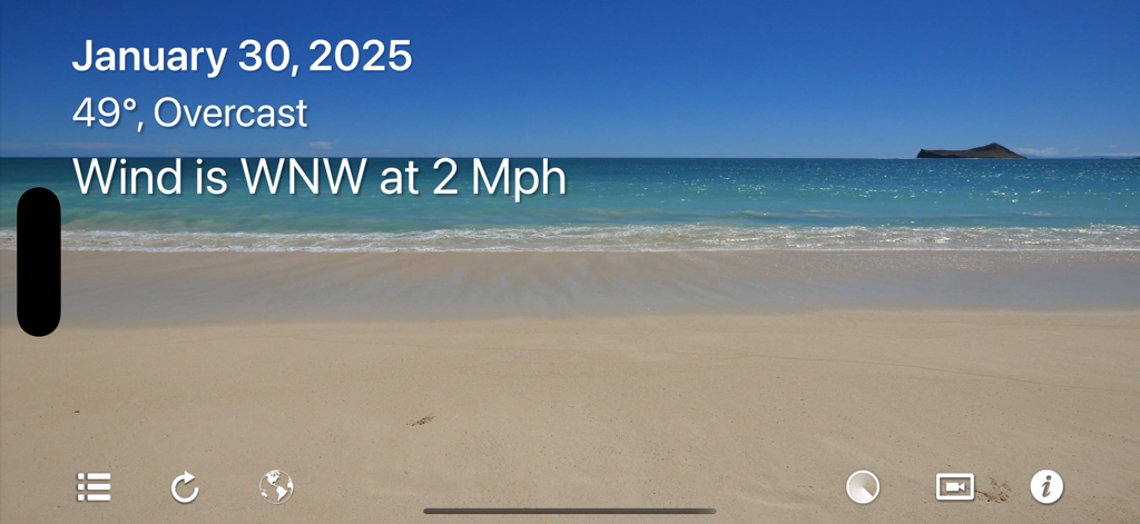 Una escena de playa tropical serena en resolución 4K con una superposición de widget de clima y fecha de la interfaz de la aplicación Serenity 4K.