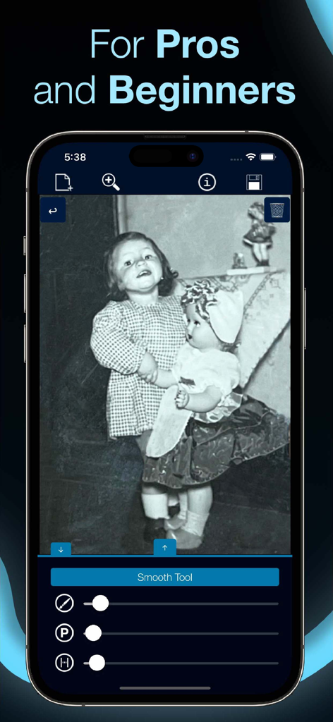 Damaged Photo Restore Suite - Benutzeroberfläche der Damaged Photo Restore Suite-App, die das Glätten-Werkzeug zeigt, das zur Bearbeitung eines alten Schwarz-Weiß-Fotos von zwei Kindern verwendet wird.
