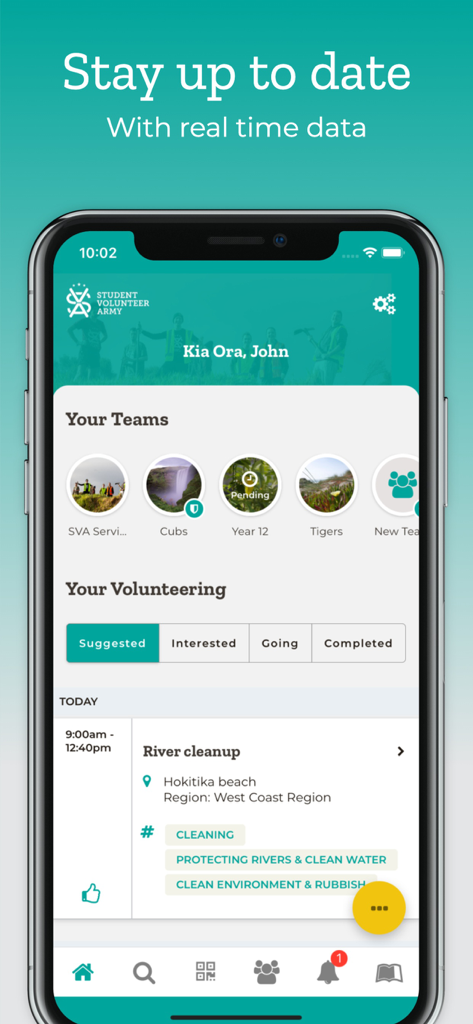 SVA - Un smartphone que muestra el panel de la aplicación SVA con equipos de voluntarios del usuario y un evento programado de limpieza de ríos.