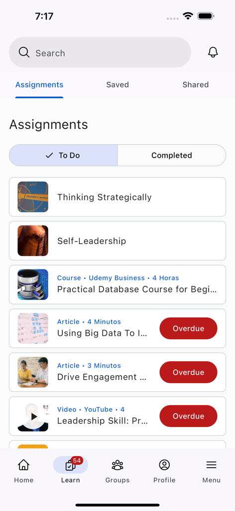 Degreed - Interfaz de la aplicación Degreed que muestra una lista de tareas de aprendizaje profesional.