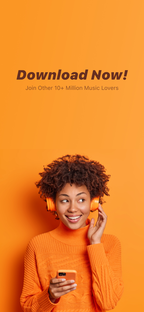 Una mujer sonriente con cabello rizado, usando auriculares naranjas y sosteniendo un smartphone contra un fondo naranja con una llamada a la acción para descargar la aplicación de reproductor de música