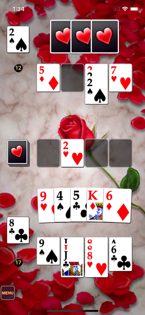 Spite & Malice - Classic Game - Schermata di gioco del gioco di carte Spite and Malice con carte grandi e uno sfondo a petali di rosa rossi.