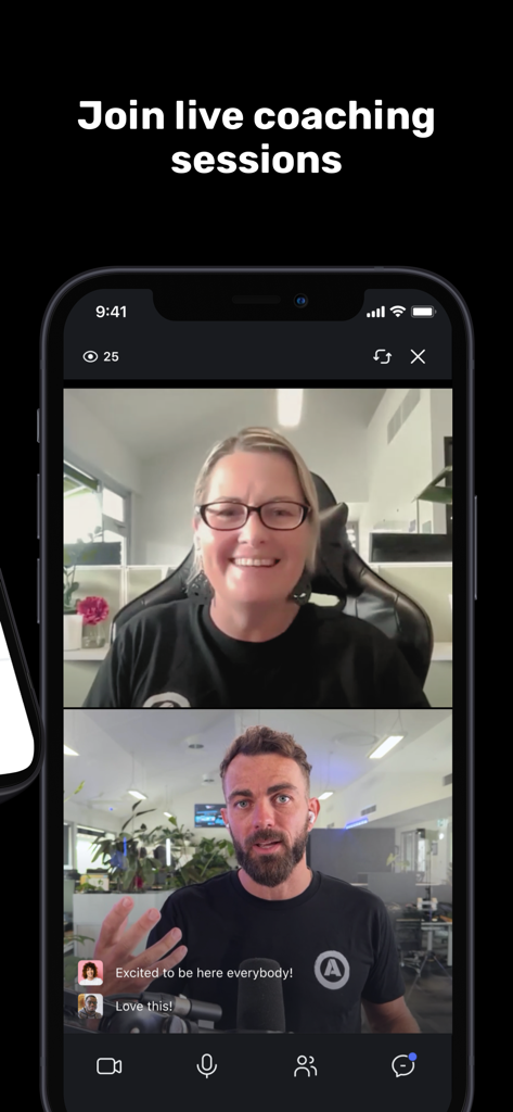Un smartphone montrant l'interface de l'application TRADIE avec une session de coaching en direct en écran partagé entre deux personnes et des commentaires d'utilisateurs apparaissant en bas.