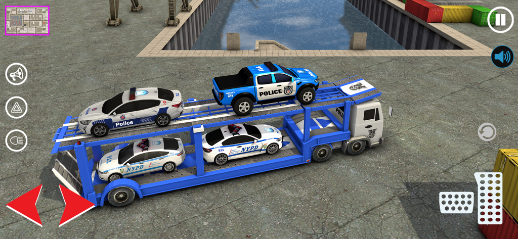 US Police Car Transporter Game - Un camión transportador de policía de EE. UU. azul y blanco transportando cuatro vehículos policiales en un área portuaria