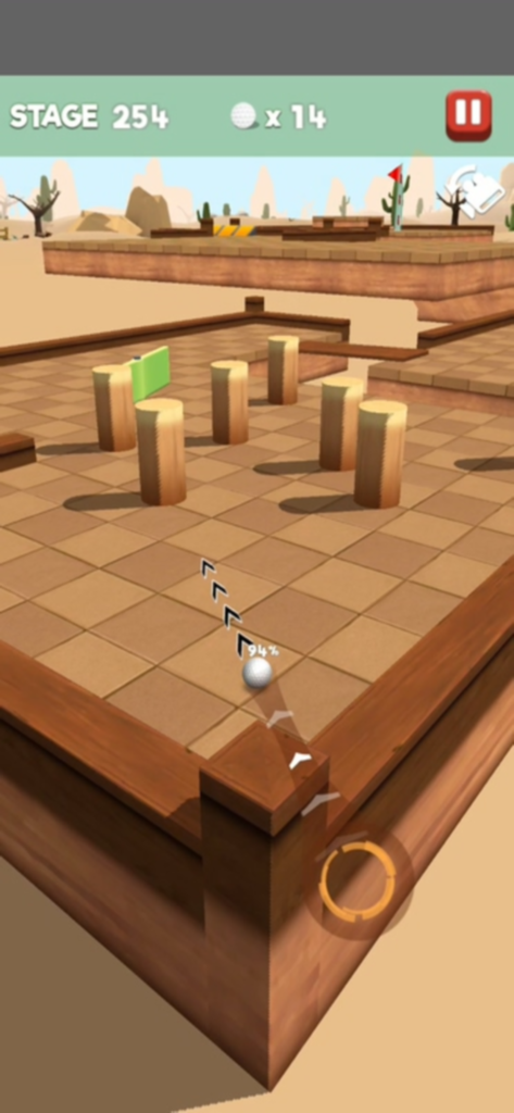 Gameplay-Screenshot von Putting Golf King, der zeigt, wie ein Golfball durch Holzhindernisse auf einem Wüsten-Kurs gezielt wird.
