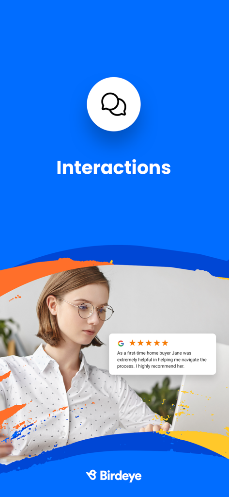 Une femme professionnelle regardant un ordinateur portable avec un avis Google cinq étoiles et le texte Interactions