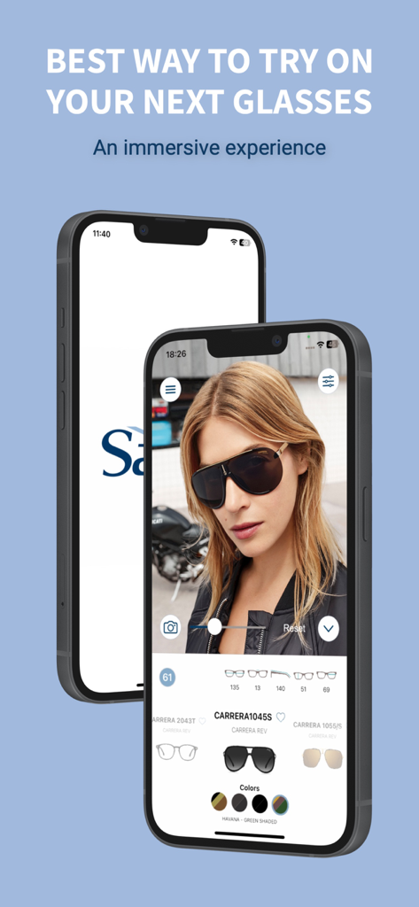 Una mujer usando la aplicación Safilo VTO para probarse virtualmente gafas de sol Carrera en su teléfono móvil