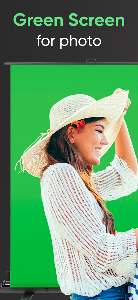 Uma mulher com chapéu de sol sorrindo em frente a uma tela verde para remoção de fundo