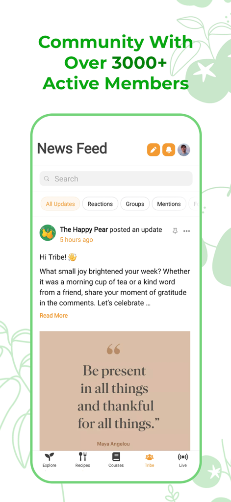 Um feed de notícias no aplicativo Plant Based Recipe Club apresentando uma postagem da comunidade com uma citação motivacional sobre estar presente e ser grato.