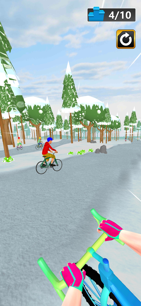 Bike Master: Cycle Racing Game - 雪をかぶった木々や他のサイクリストがいる雪のトラックでの自転車レースの一人称視点。