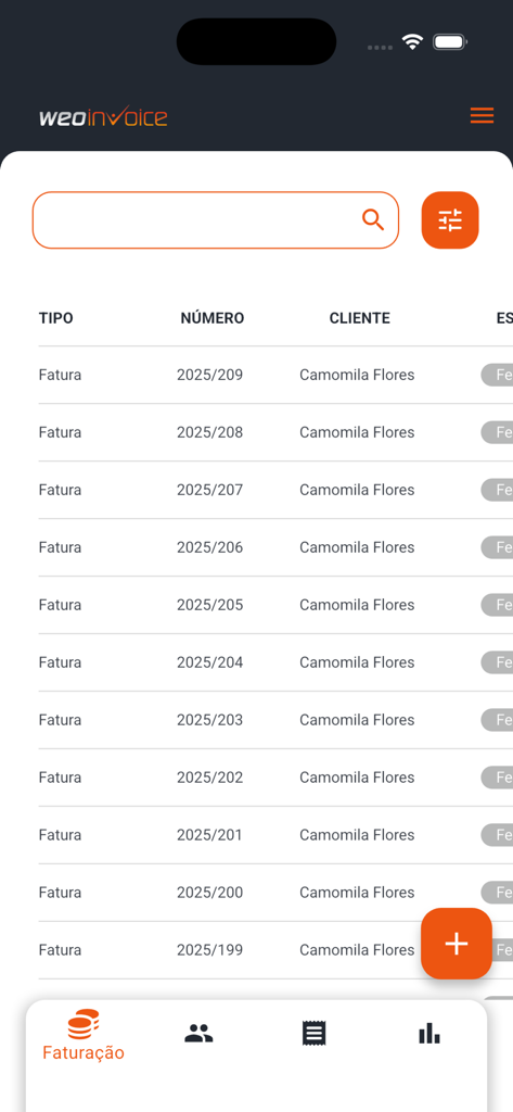 Aplicación móvil WeoInvoice que muestra una lista de facturas de negocios y nombres de clientes