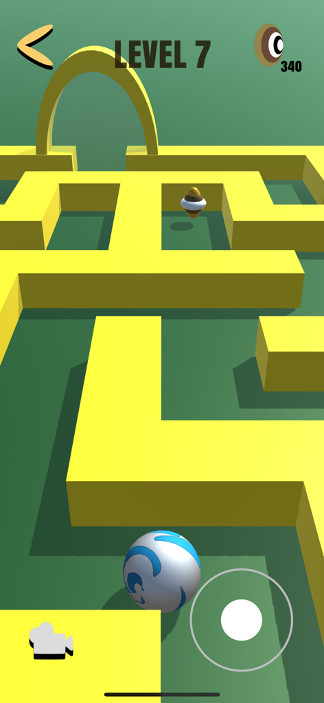 Maze Game 3D - Logic Labyrinth - Écran de gameplay de Maze Game 3D montrant une balle bleue naviguant dans un labyrinthe 3D jaune au niveau 7