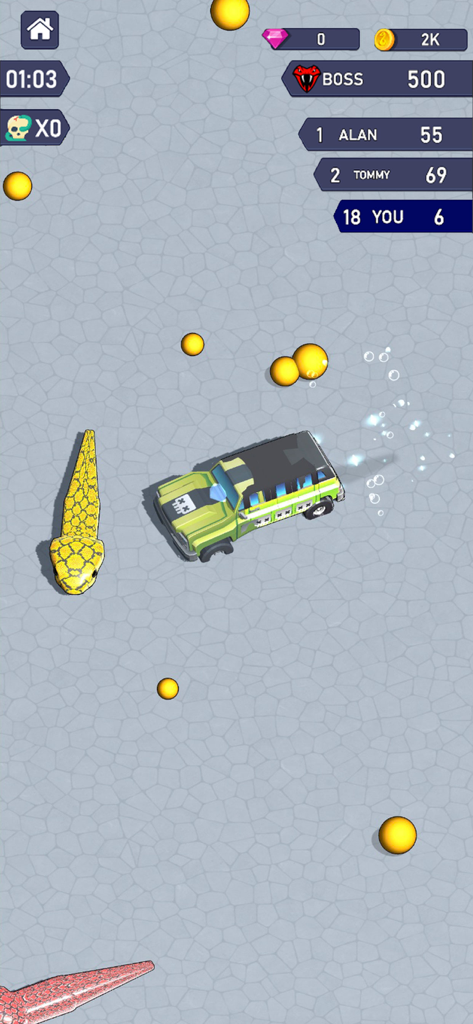 Hungry Flick Crawler Snake War - Vista de juego cenital de una serpiente amarilla y un SUV verde recogiendo orbes brillantes en una arena con una tabla de clasificación.