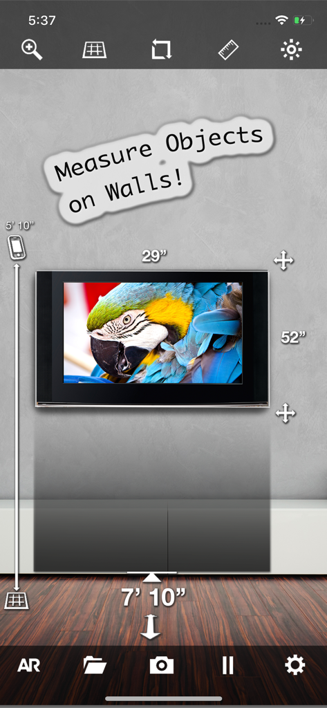 App EasyMeasure de regla de cámara midiendo un marco de fotos en una pared.