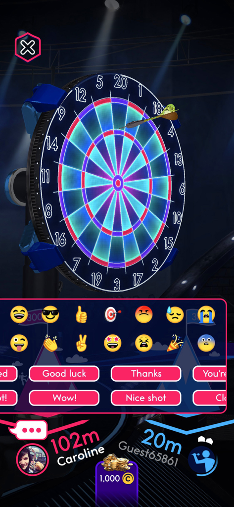 Darts of Fury: PvP Multiplayer - Interfaz de juego de dardos multijugador que muestra emojis de chat social e información de la partida del jugador.