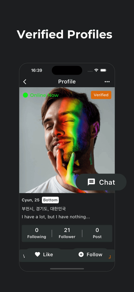 무지개 조명이 얼굴에 비치는 남성을 보여주는 Boys 게이 데이트 앱의 인증된 사용자 프로필.