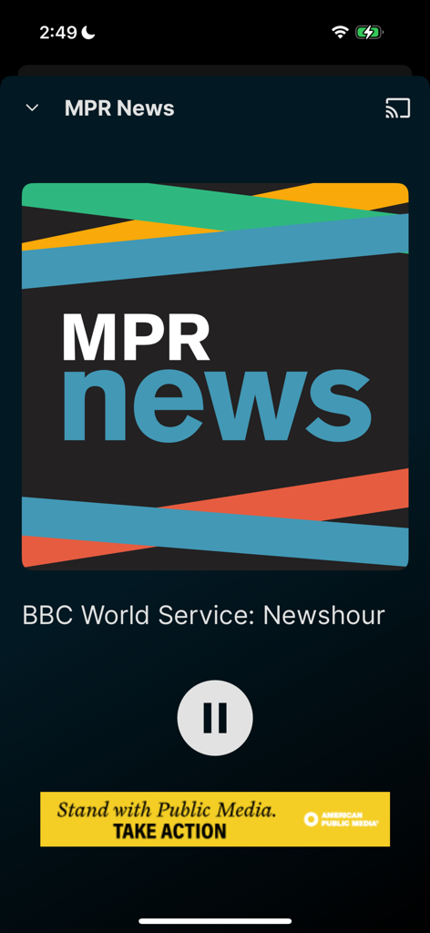 Interfaz de la aplicación MPR News que muestra el reproductor de audio para BBC World Service Newshour con un botón de pausa y un banner de apoyo a los medios públicos.