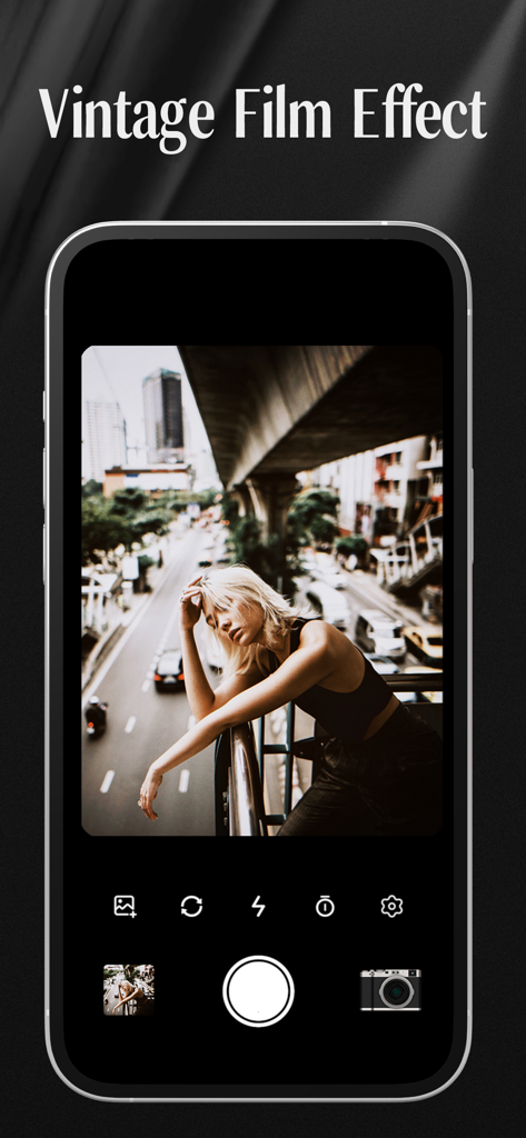 Dazz Camera - Interfaccia dell'app Dazz Camera con un effetto pellicola vintage su una foto di una donna in un contesto urbano