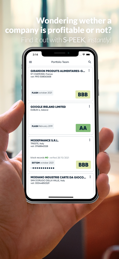 Smartphone affichant les scores de crédit et la santé financière d'entreprises européennes dans l'application s-peek.